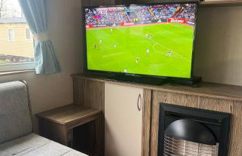 Cozy Caravan at Tower Lawn, Haggerston Castle Perfect Family Getaway - Foto 2