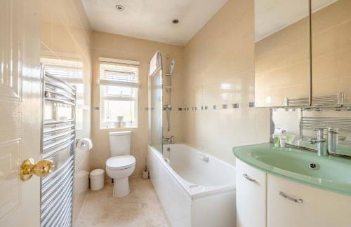 SPACIOUS 3 BEDROOM HOME - GREAT FOR FAMILIES! - By Tempstay - Foto 7