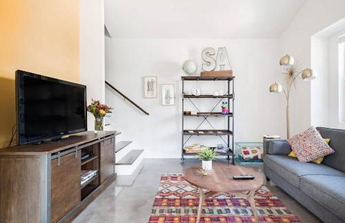 Explore the River Walk from Artsy Designer Retro Chic Home - Foto 37