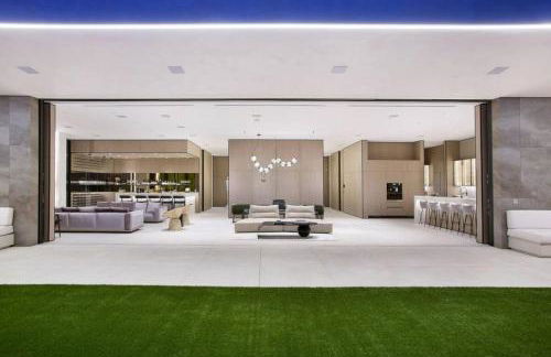 Ultra-Luxurious BH Estate with Pool, Theatre, Views - Foto 6
