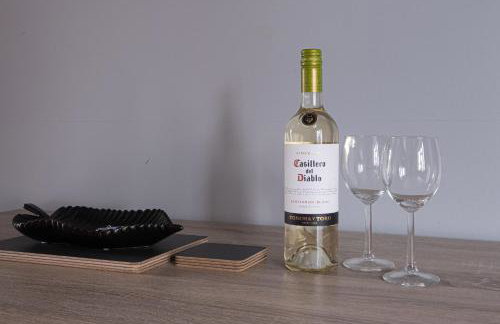 Stunning Home Ideal for comfort by Our Home Short Stays Free parking fast Wi-Fi and plenty of shops and eating options close by - Foto 3