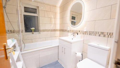 4BR 2Bath Home -Hot Tub, Free Parking & Games Room - Foto 5, towels, Shower