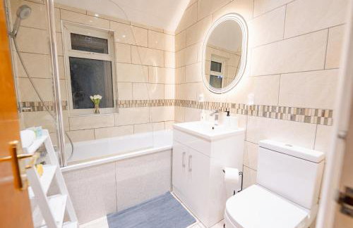 4BR 2Bath Home -Hot Tub, Free Parking & Games Room - Foto 5