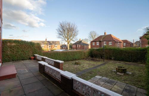 Stylish 3 Bed House-Free Parking - by Holiday Homes - Photo 8