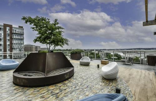 Urban 2BR Oasis with Scenic Rooftop and Gym - Foto 36