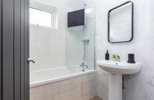 Modern & Stylish 3 Bedroom Home in Peterborough - Photo 23