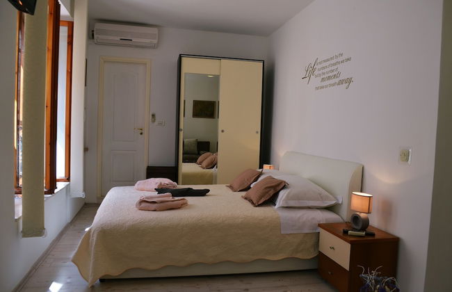 M & J Central Suites - Photo 7