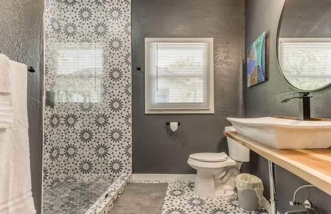 2BR Stylish Retreat in Midtown - Photo 5