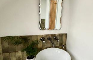 Stunning 3 bedroom & 2 bathroom cottage with patio - Foto 17