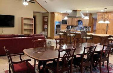 Oxford Chalet Getaway with Lake/Beach Access - Foto 25