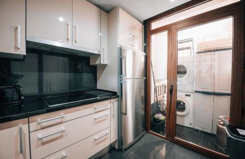 Luxury 3 Bedrooms, Private Heated Pool - EHHouse - Photo 30