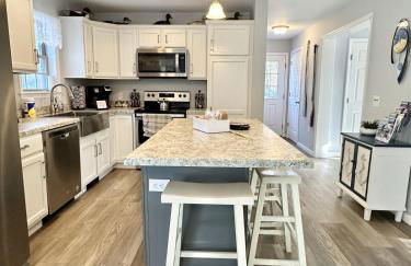 5BR Waterfront Hot Tub Kids Playscape Pets Family Compound! - Foto 57