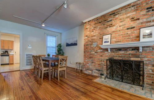 3BR Colonial House with Parking by CozySuites - Foto 25