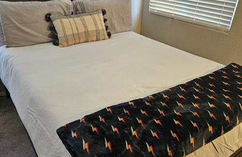 This cute 3 bedroom 2 and half bath is cozy - Photo 49