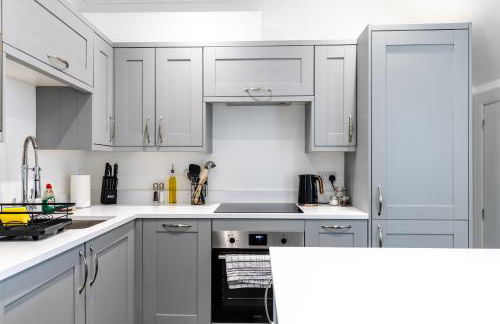 Beach Haven, Steps to Sand, Trails & Shops, Highly Rated 2-Bedroom House Minutes from Mumbles Beach with a Patio - Photo 18