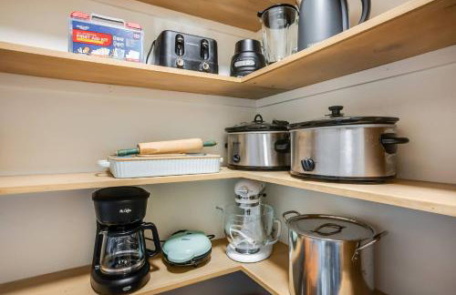 Modern Cabin Near Cheney Lake W Pool and Hot Tub - Foto 25