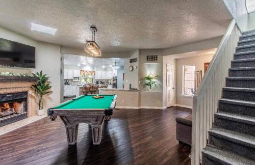 Spacious Family Home with Pool, Hot Tub, Fast Wifi - Foto 8