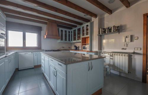 Mansión con Jacuzzi a 40 grados, gran piscina y Pádel - Photo 19