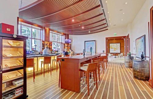 2B Beachfront condo! Pool! Games! 15 mins to PBI! - Foto 39