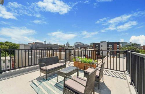 Roof deck w city views - brand new 3bd 3ba - Foto 1