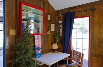 Vintage Lovers` Cabin with Jacuzzi & Lake Access - Foto 11