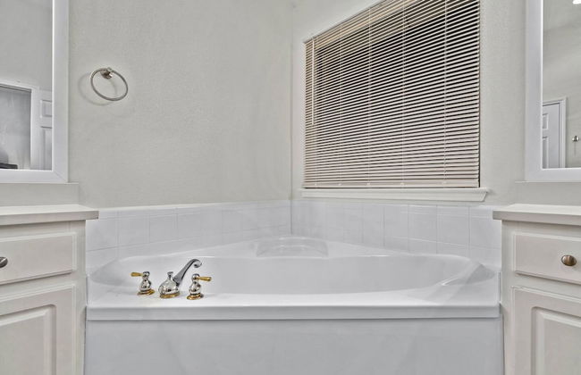 Stylish One Level Home Ping Pong Foosball Yard - Foto 32