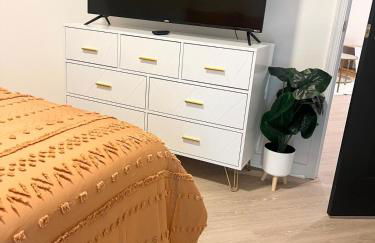 Cozy 1BR with Private Balcony, Gym, Pool & Workspace - Foto 20