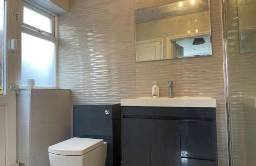 Luxurious Detached Holiday House Free Parking near Airport Town Centre Railway Station - Foto 19