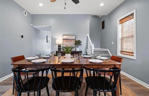 Hot Tub N64 Mins to Downtown Sleeps 8 - Foto 10