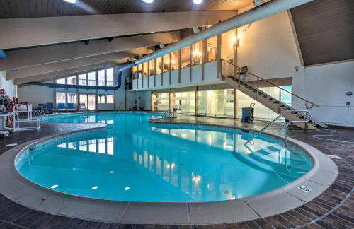 Chalet with Hot Tub, Game, Movie Room, Lake and Pool Access - Foto 68