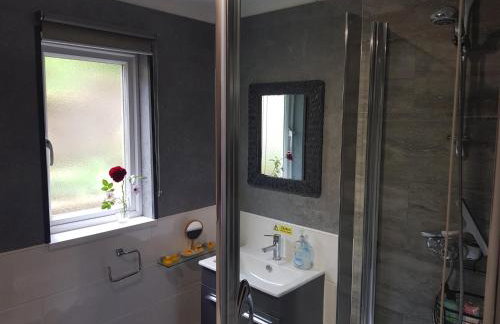 Beechcroft 2 bed part house - Photo 18