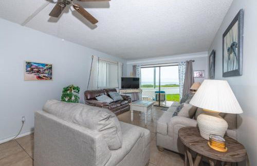 Lovely 2 Bedroom Beachfront Condo - Foto 13