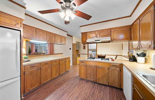 Relax and Play 3BR Retreat w Sunroom - Foto 11