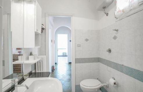 3 Bedroom Amazing Apartment In Avegno - Foto 33