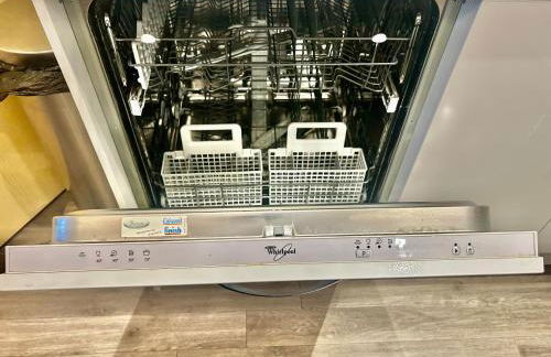 New Central Woking 1 and 2 Bedroom Apartments with Free Gym, close to Train Station - Photo 10