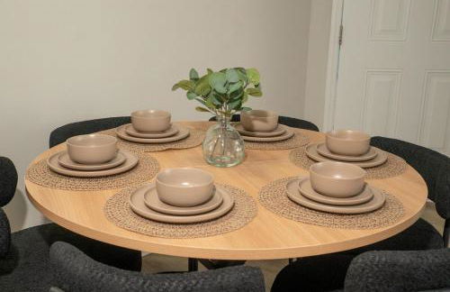 Uptown LUXE Retreat with Parking & Walk to City Center - Foto 12