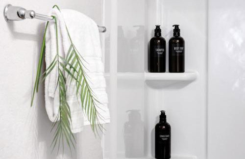 Stylish Hot Tub Retreat BBQ Yard Games WiFi Pets - Foto 46