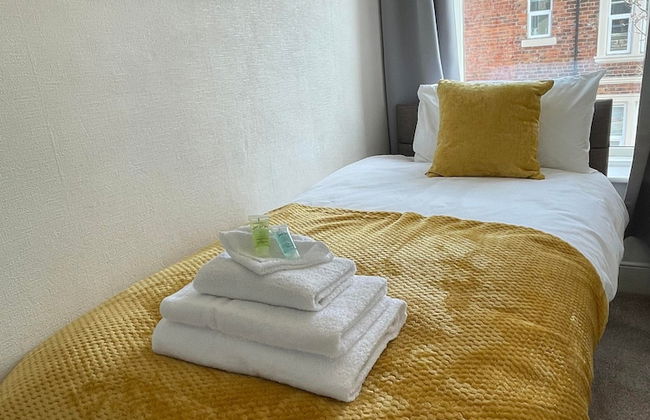 Lovely 3 Bedroom Apartment In Newcastle Upon Tyne With Free Parking - Photo 10