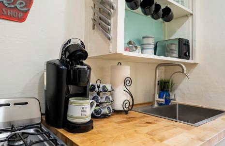 Breezy 1BR Retreat Walk to UofA and Spring Fun - Foto 46