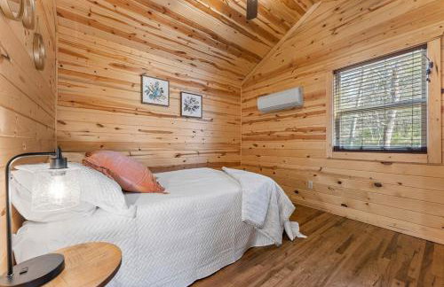 Cabin 1 - Peaceful Cabin Near River with Fire Pit and Hot Tub - Foto 8