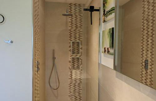 Unique, Spacious, Self-Built Eco Home with huge garden and movie room - Photo 30