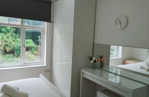 4 bedroom Home Family or Work Stay London - Photo 7