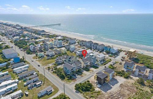 Bombastic Home - Steps to Beach - GameRm - Hot Tub - Pet Friendly - Foto 62