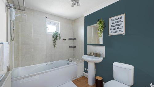 Stylish Duplex Apartment - Close to City Centre - Free Parking, Balcony, Self-Check-In, Fast WiFi and Smart TVs by Yoko Property - Foto 3