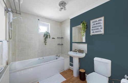 Stylish Duplex Apartment - Close to City Centre - Free Parking, Balcony, Self-Check-In, Fast WiFi and Smart TVs by Yoko Property - Foto 3