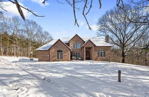 Secluded 9BR Getaway, Pool, Hot Tub & Huge Deck - Foto 12