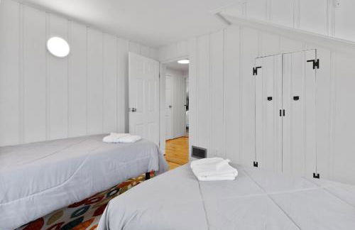 Seaside Serenity Steps to Beach Deck & Porch - Foto 56