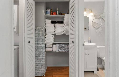 Fly In Style! Charming Townhome 6 Mins from RIC! - Foto 38