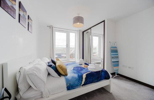 Step Free 2 Bed 2 bath Oasis FlatIClose to David Lloyd Gym with Fully Equipped Kitchen& Parking in DartfordIMins from station and 45 mins into Central London - Photo 36