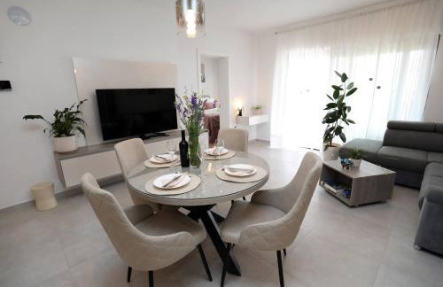 New luxury air-conditioned apartment, with jacuzzi, free parking and gardens - Foto 4